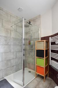 een badkamer met een douche en een glazen deur bij La Fangousse, proche Lac Pareloup in Salles-Curan