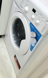 タシュケントにあるCozy New Apartment in a Quite Neighborhoodの白い洗濯機(シール付)