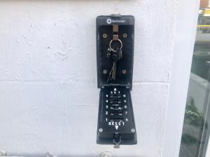 une télécommande noire fixée à un mur dans l'établissement Castle View, à Stafford