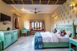 Tempat tidur dalam kamar di K D PALACE - Heritage Hotel On Fort