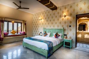 Tempat tidur dalam kamar di K D PALACE - Heritage Hotel On Fort