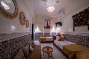 - un salon avec un canapé et une table dans l'établissement Riad Arabesque, à Marrakech