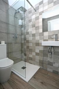イビサ・タウンにあるHostal Costaのバスルーム(シャワー、トイレ、洗面台付)