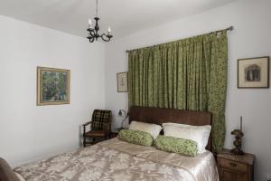Un pat sau paturi într-o cameră la La Maison Verte de Carcassonne