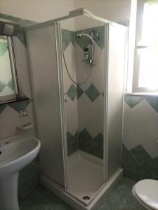 una doccia con porta in vetro in bagno di Appartamento in centro a Vibo Valentia