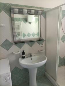 bagno con lavandino e specchio di Appartamento in centro a Vibo Valentia