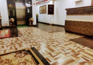 eine Lobby mit Fliesenboden in einem Gebäude in der Unterkunft Hotel Shubham Odisha in Rourkela