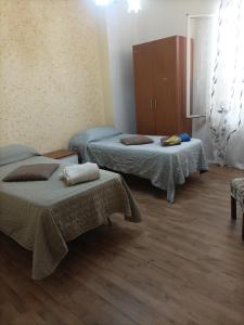 Camera con 2 letti e pavimento in legno. di Appartamento in centro a Vibo Valentia