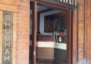 een toegang tot een winkel met een open deur bij Hotel Shubham Odisha in Rourkela