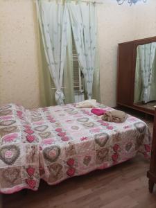 una camera con un letto con una trapunta sopra di Appartamento in centro a Vibo Valentia