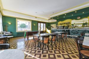 Restoran või mõni muu söögikoht majutusasutuses Hotel Robert