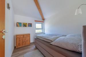 Schlafzimmer mit einem Bett und einem Fenster in der Unterkunft Ferienhaus an der alten Gärtnerei - Lavendel in Heiligendamm