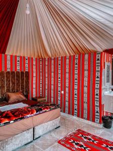 ein Zelt mit einem Bett in einem Zimmer in der Unterkunft Star rum in Wadi Rum