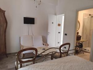 1 dormitorio con 1 cama, mesa y sillas en I Campi di Lino, en Finale Ligure