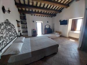 ein großes Schlafzimmer mit einem großen Bett und einem Sofa in der Unterkunft ANPEMO Casa Vacanze in Silvi Paese
