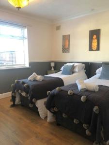 Ένα ή περισσότερα κρεβάτια σε δωμάτιο στο 29 Comfort house 2 bedroom townhouse with parking