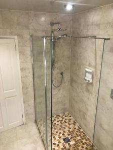 uma casa de banho com um chuveiro e uma porta de vidro em 29 Comfort house 2 bedroom townhouse with parking em Scunthorpe