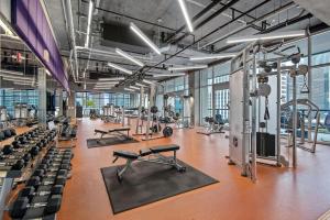 シカゴにあるStreeterville 1br w terrace gym nr riverwalk CHI-997のトレッドミルやマシンがたくさんあるジム