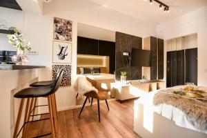 een slaapkamer met een bed en een eetkamer bij Calea Victoriei Modern Studio - Escape in the City Center in Boekarest