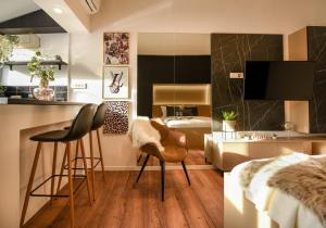 een woonkamer met een keuken en een slaapkamer bij Calea Victoriei Modern Studio - Escape in the City Center in Boekarest
