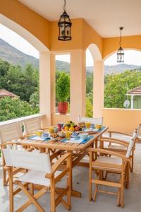 uma sala de jantar com uma mesa com fruta em House Kochyli em Kefalonia