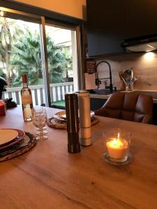 einen Holztisch mit einer Kerze darüber in der Unterkunft La Petite Suite in Cannes