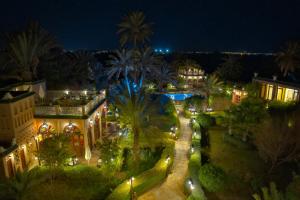 ワルザザートにあるOZ Palace Ouarzazate & SPAの夜のリゾートの空中ビュー