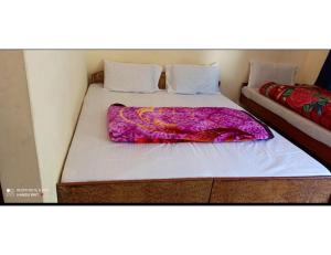 Krevet ili kreveti u jedinici u okviru objekta Hotel Vivek Palace and Restaurant, Barkot