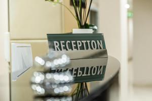 una mesa con una señal que dice repetición en ella en Hotel Premiere, en Marina di Varcaturo