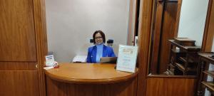 罗马House 4 Mori的坐在一张桌子上的手提电脑的女人