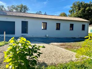 Maison blanche avec allée dans l'établissement La Bessinoise, 4chambres, Fibre optique et canoe NIORT & BESSINES, à Bessines