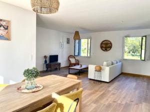 a living room with a table and a couch at La Bessinoise, 4chambres, Fibre optique et canoe NIORT & BESSINES in Bessines