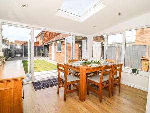 Una cocina y un comedor con mesa y sillas. en The Whyte Retreat, en Hornsea