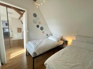 เตียงในห้องที่ Hejm Apart - Maisonette-Ferienwohnung "Alpspitze"