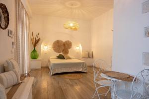 ein Schlafzimmer mit einem Bett und einem Tisch in einem Zimmer in der Unterkunft Dimore Piazza Vecchia in Castellana Grotte