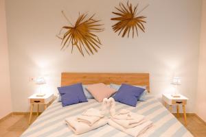 巴里Dimora Lilina的卧室里有一张床，床上放着两条毛巾。