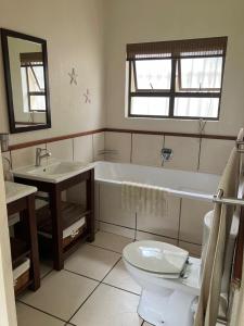 ein Badezimmer mit Badewanne, Toilette und Waschbecken in der Unterkunft The Sea Cottage in Marina Beach + 12 Fotos