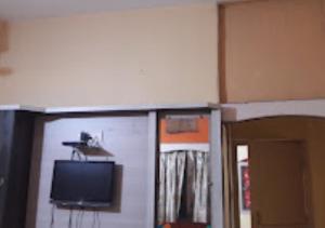 Habitación con TV en la pared en Hotel Basera Odisha en Rourkela