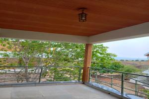 een veranda met een houten plafond en een balkon bij Nikhara Fort Resorts in Penukonda