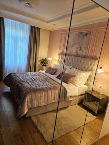 - une chambre avec un grand lit et une table dans l'établissement Tesla's Corner, à Zagreb