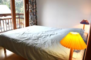 Postel nebo postele na pokoji v ubytování VAUJANYLOCATIONS - CLARET 2 APT 15