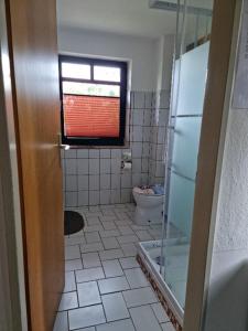 ein Bad mit einem Fenster und einem WC. in der Unterkunft Kleiner Hookie in Hooksiel mit Hund in Wangerland