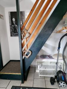 ein Zimmer mit einer Treppe mit einem Roller darin in der Unterkunft Kleiner Hookie in Hooksiel mit Hund in Wangerland