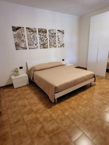 Schlafzimmer mit einem Bett und Wandmalereien in der Unterkunft Dimora da Capo Appartamento in Villa in Casoli