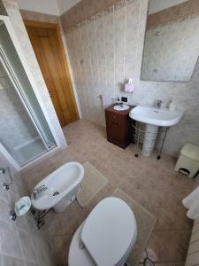 ein Bad mit einem WC und einem Waschbecken in der Unterkunft Dimora da Capo Appartamento in Villa in Casoli