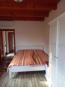 Ένα ή περισσότερα κρεβάτια σε δωμάτιο στο Vendégház Petörke