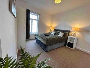 een slaapkamer met een bed en een raam bij 74 Ashby House 3 bed townhouse in Brumby