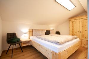una camera con letto, scrivania e sedia di Almliesl NEUK-467 a Neukirchen am Grossvenediger