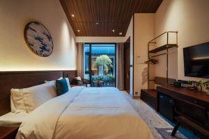 a bedroom with a large bed and a television at Jingmao Alley Hotel Beijing Wangfujing Dongsi Subway Station Branch in Beijing