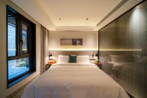 a bedroom with a large white bed and a window at Jingmao Alley Hotel Beijing Wangfujing Dongsi Subway Station Branch in Beijing +80 photos